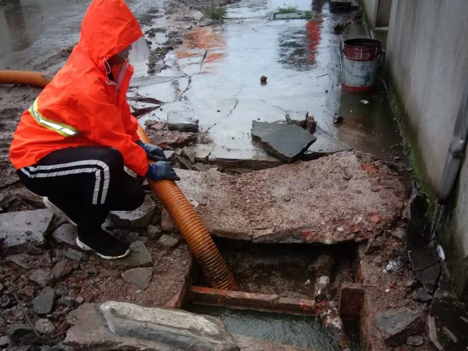 翰林镇专业清理污水池 炜誉市政以规范流程守护城市 “肠道”